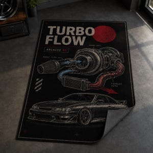Könnte beinhalten: Ein rechteckiger schwarzer Teppich mit einer weißen Strichzeichnung eines Sportwagens und eines Turboladersystems. Der Text lautet TURBO FLOW, ARCHIVE 03, TURBO UNIT, BOOST FLOW und EXHAUST PATH. In der oberen rechten Ecke befindet sich ein roter Kreis.