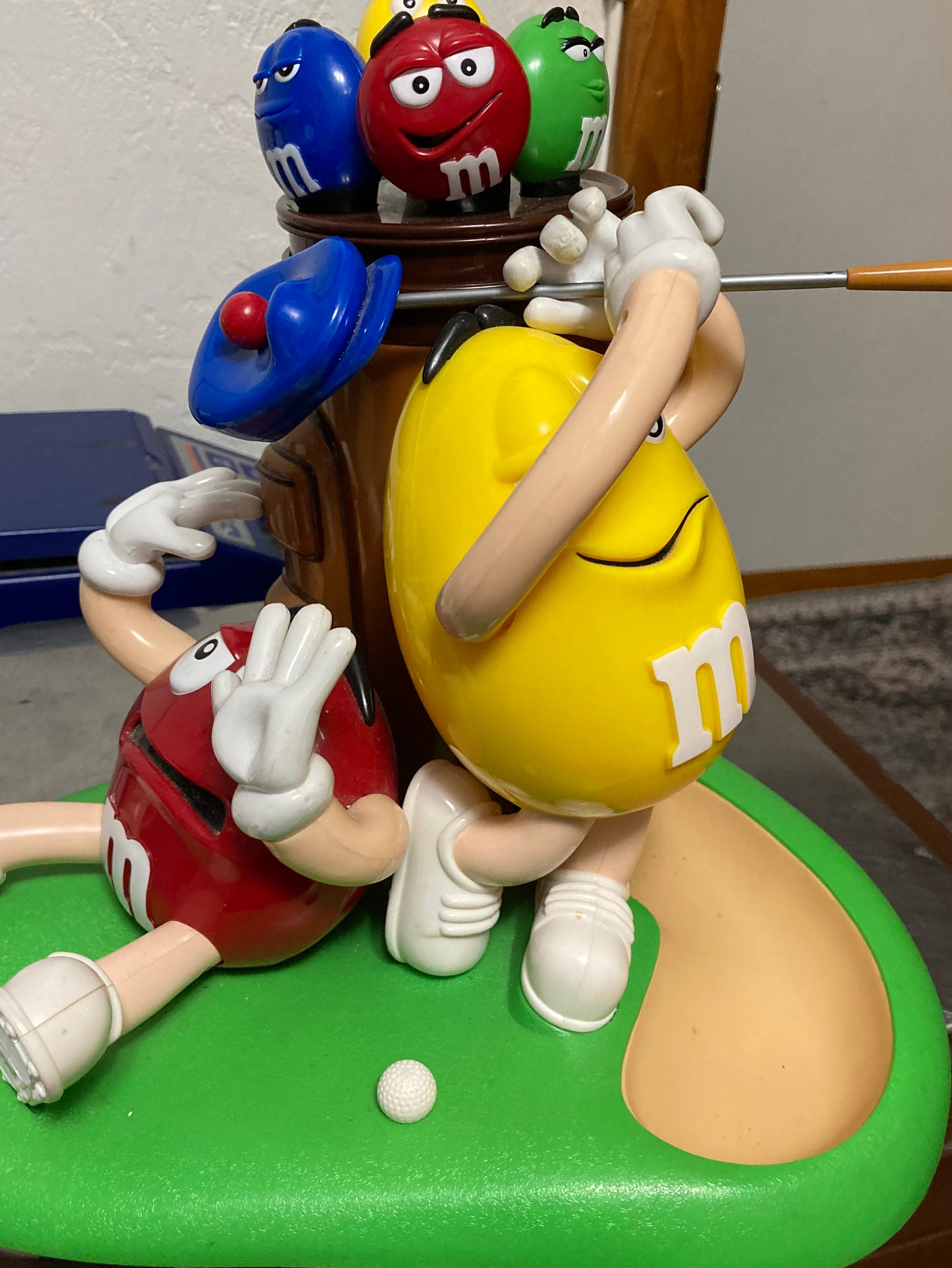 M&M's Muligan-Ville キャンディディスペンサー Amazon.com: M&M's Mulligan Ville Candy Dispenser: Food