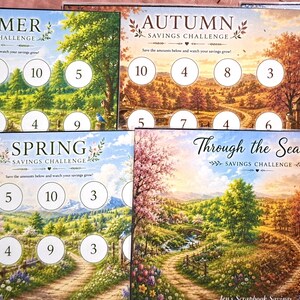 Può includere: Un set di cinque carte rettangolari per sfide di risparmio con paesaggi stagionali. Ogni carta mostra il titolo di una stagione, come Estate, Autunno, Inverno o Primavera, insieme a file di cerchi numerati per monitorare gli obiettivi.