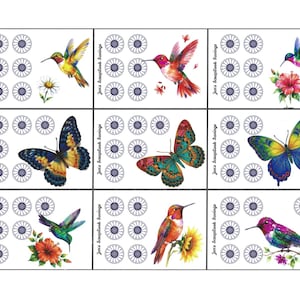 Puede incluir: Una hoja de nueve pegatinas rectangulares con colibríes, mariposas y flores coloridas. Cada sección incluye pequeños patrones florales circulares de color azul oscuro y el texto Jen's Scrapbook Savings impreso verticalmente a la izquierda.