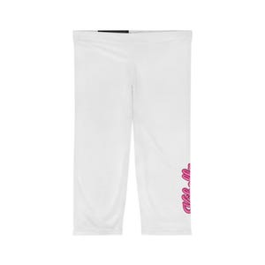 Pode incluir: Leggings brancas com cós elástico alto e um logótipo em rosa vibrante com tipografia cursiva, impresso verticalmente na parte inferior da perna esquerda. A peça é feita de um tecido liso e opaco com um design limpo e simples.