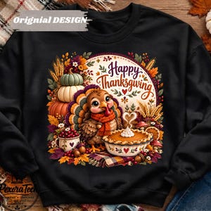 Peut inclure: Un sweat-shirt noir avec un motif représentant une dinde portant une écharpe à côté d'une tarte à la citrouille, une tasse de baies et des citrouilles empilées. Le design inclut le texte Happy Thanksgiving dans un cadre entouré de feuilles d'automne.