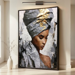 Puede incluir: Una pintura al óleo vertical sobre lienzo que muestra el retrato de una persona con un pañuelo gris texturizado con detalles en pan de oro. La obra utiliza pinceladas gruesas en tonos gris, blanco, negro y marrón para crear un efecto relieve.