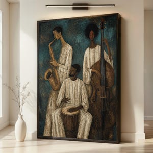 Pode incluir: Uma impressão de arte emoldurada retratando três músicos em túnicas brancas listradas contra um fundo azul escuro texturizado. Uma figura toca um saxofone dourado, outra um contrabaixo e a terceira um tambor djembe de madeira.