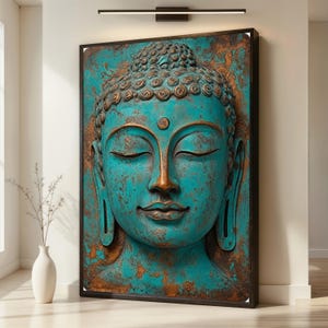 Può includere: Un'opera d'arte murale rettangolare raffigurante una scultura in rilievo di una testa di Buddha. La superficie presenta una patina invecchiata color turchese e rame con una texture visibile. Il Buddha ha gli occhi chiusi e un ushnisha.