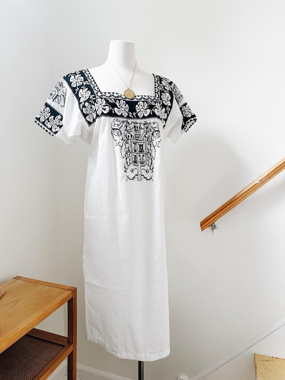 1970s White Peasant Embroidered Dress Kaftan | Size M