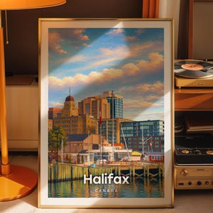 Könnte beinhalten: Ein gerahmter vertikaler Kunstdruck mit einer farbenfrohen Illustration der Uferpromenade von Halifax, Kanada. Das Bild zeigt städtische Gebäude, einen Holzsteg und einen blauen Himmel mit Wolken. Der Text Halifax Canada steht unten in Weiß.
