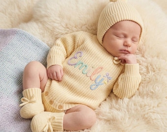 2 modelli personalizzati per tutina da neonato a maglia grossa e uncinetto, set con nome ricamato, cappellino e scarpine (download in PDF)
