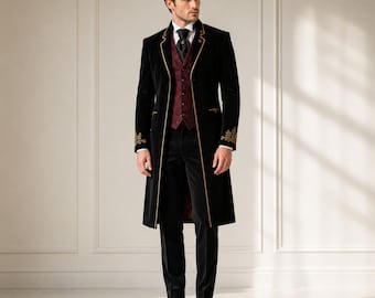 Puede incluir: Una levita de terciopelo negro con ribetes dorados y bordados en los puños, sobre un chaleco burdeos estampado, camisa blanca de cuello, corbata negra y pantalones negros, combinada con zapatos de vestir negros pulidos para un conjunto formal.