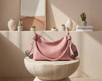 Bolso bandolera minimalista de piel suave para mujer con correa ancha.