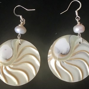 Pendientes de concha marina con núcleo de nautilus redondo
