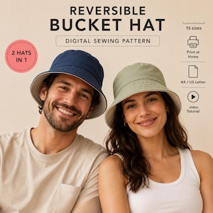 Könnte beinhalten: Ein digitales Schnittmuster für einen Wendebuckethut. Das Bild zeigt einen Mann und eine Frau, die jeweils einen unterschiedlich farbigen Bucket Hat tragen. Die Hüte sind marineblau und olivgrün, mit hellem Innenfutter. Der Text auf dem Bild lautet "2 Hüte in 1".