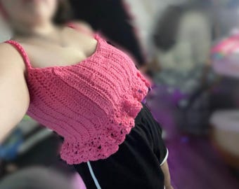 Top corto rosa de crochet estilo babydoll
