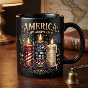 Può includere: Tazza in ceramica nera con testo "AMERICA 250th ANNIVERSARY" e grafica a candela. Le candele sono rosse, bianche e blu, con il design della bandiera americana. La tazza ha un manico e si trova su una superficie di legno.