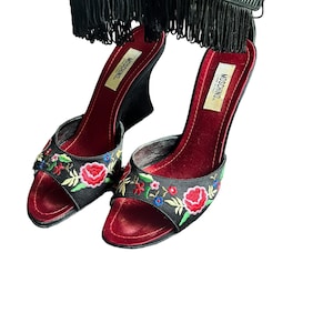 Sandales compensées en soie et cuir Moschino vintage des années 90/00 Y2K, broderie florale IT38