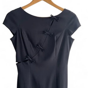 Sexy Vintage LBD 00s 2000s y2k Moschino Cheap & Chic Vestido negro de manga japonesa con lazos y recortes