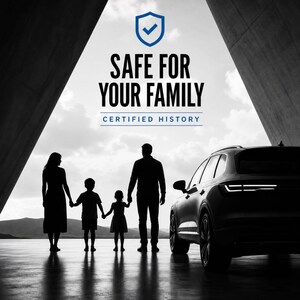 Puede incluir: Una silueta en blanco y negro de una familia de cuatro personas de pie junto a un SUV moderno. Arriba, el texto dice SAFE FOR YOUR FAMILY y CERTIFIED HISTORY, acompa&ntilde;ado de un icono de escudo azul con una marca de verificaci&oacute;n centrada.