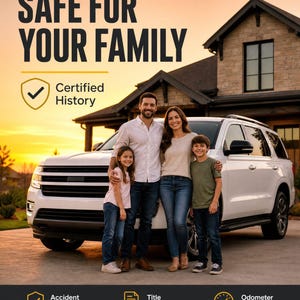 Puede incluir: Un SUV blanco estacionado frente a una casa con una familia de pie delante. El texto dice: SAFE FOR YOUR FAMILY, Certified History, Accident Checked, Title Verified, Odometer Checked y VEHICLE HISTORY REPORTS YOU CAN TRUST.