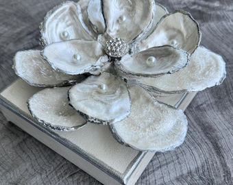 Arte floral de magnolia ostra / Decoración de concha con borde plateado sobre lienzo