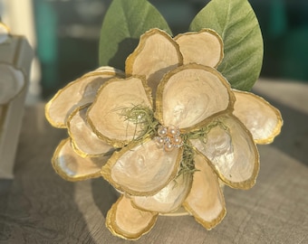 Adorno floral de magnolia ostra / Decoración costera con conchas / Pieza decorativa para casa de playa / Regalo costero elegante