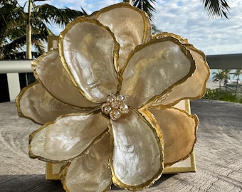 Cuadro decorativo de conchas de ostra y magnolias / Decoración de casa de playa costera, lienzo con borde dorado
