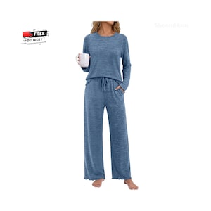 Könnte beinhalten: Ein blaues Loungewear-Set mit langen Ärmeln, bestehend aus einem Oberteil mit Rundhalsausschnitt und Wellensaum sowie einer passenden weiten Hose mit elastischem Kordelzug und Seitentaschen. Der Stoff weist durchgehend eine melierte Textur auf.