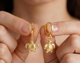 Orecchini a cerchio con tartaruga marina dorata / Ciondolo delicato / Gioielli da spiaggia / Orecchini boho con animali / Regalo per lei