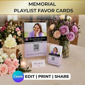 Può includere: Biglietti ricordo per playlist commemorativa con una fotografia, un codice QR con il testo 'SCAN TO LISTEN' e la frase 'Remembering Dana THROUGH MUSIC'. I biglietti sono esposti in un supporto acrilico trasparente accanto a un cartello con scritto 'Please take one'.