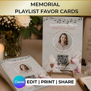 Può includere: Biglietti ricordo per playlist con foto, decorazioni floreali e un codice QR che dice "Scan to Listen". I biglietti sono esposti con candele, fiori e una citazione incorniciata.