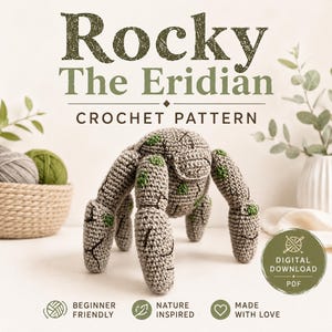 Puede incluir: Un patrón de ganchillo titulado Rocky The Eridian que muestra una criatura gris de varias patas con manchas verdes y líneas cosidas oscuras. La imagen incluye el texto: DIGITAL DOWNLOAD PDF, BEGINNER FRIENDLY, NATURE INSPIRED, MADE WITH LOVE.