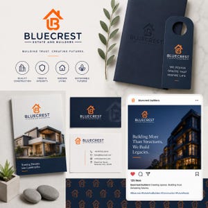 以下が含まれることがあります： Bluecrest Estate and Buildersのブランディングキット。オレンジ色の家のアイコンとBluecrest Estate and Buildersのテキストロゴが特徴です。ダークブルーのフォルダー、ドアハンガー、名刺、パンフレット、ソーシャルメディア投稿のモックアップが含まれています。