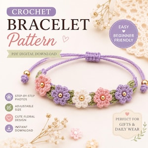 Può includere: Un modello di braccialetto all'uncinetto con un design floreale. Il braccialetto presenta fiori rosa, viola e bianchi con accenti dorati. Il testo sull'immagine dice "CROCHET BRACELET Pattern" e "PDF DIGITAL DOWNLOAD". Il design è facile e adatto ai principianti.