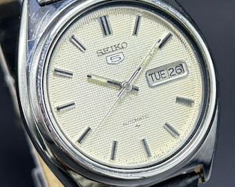 Raro reloj de pulsera vintage Seiko 5 con esfera blanca, movimiento automático japonés, n.º 7009A, para hombre.