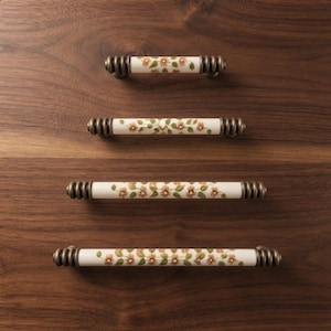 Handbeschilderde porseleinen kastgrepen met bloemmotief, antieke messing ladehandgrepen, vintage keukenbeslag in landelijke stijl