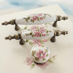手描きの磁器製キャビネットハンドル、花柄の引き出し取っ手、コテージコア風ノブ、ヴィンテージ家具金具