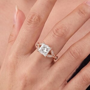 Anello nuziale solitario con diamante taglio princess, gambo diviso, incastonatura a quattro griffe, oro giallo 14 carati.