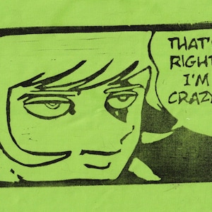 Puede incluir: Ilustración de estilo cómic en blanco y negro sobre un fondo verde brillante. La imagen presenta un rostro estilizado con el texto "THAT'S RIGHT, I'M CRAZY" en un bocadillo. La obra de arte tiene un estilo gráfico audaz.