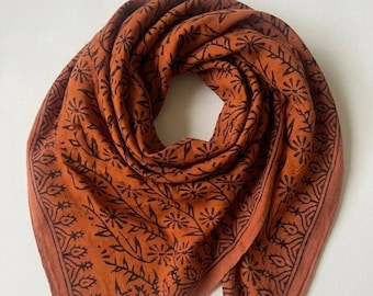 Blokprint roestoranje bandanasjaal, katoenen bandana's, boho-hoofddoek, vierkante sjaal met paisleyprint, ambachtelijk handgemaakt accessoire, halsdoek