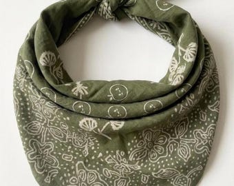Bandana verde sálvia com estampa botânica, bandana de algodão orgânico com estampa feita à mão, lenço de cabeça floral artesanal, lenço de cabelo boho de algodão, presente unissex