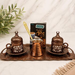 Traditionellt turkiskt kaffeset för 2, autentisk koppar Cezve, redo att användas