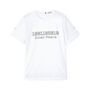 Può includere: Una t-shirt bianca a maniche corte con il testo in contorno nero 1001105010 e Inner Peace stampato sul petto. La maglia presenta un girocollo e un'etichetta di taglia L visibile all'interno del colletto, con piccole lettere nere sulle maniche.