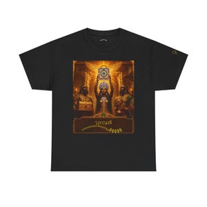 Peut inclure: Un t-shirt noir avec une impression graphique centrale représentant trois personnages en tenue dorée, le personnage central tenant un livre orné de bijoux. Sous les personnages, un encadré contient le texte 5207418, Unexpected Blessings, et $$$$$.
