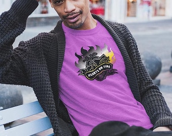 Hearts on Fire, mercancía oficial del Orgullo de Denver 2025, camiseta unisex no binaria. 3 colores hasta la talla 5XL.