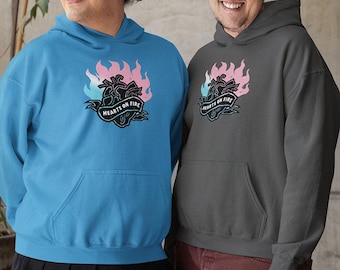 Sudadera unisex Hearts on Fire, inspirada en la bandera transgénero, en apoyo a los derechos de las personas transgénero, disponible en 2 colores y hasta la talla 5XL.