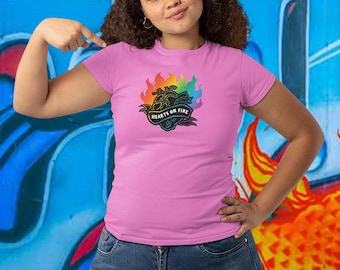 Camiseta de corte suave y corte tradicionalmente femenino con corazones arcoíris en llamas, Orgullo de Denver 2025 - producto oficial