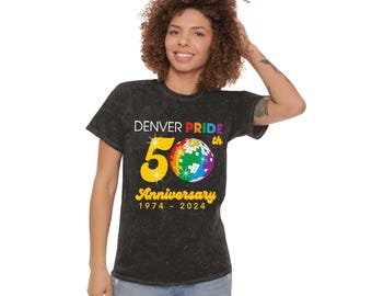 Camiseta unisex del Orgullo por el 50 aniversario de Denver Pride con acabado mineral.