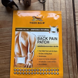 Adesivo Tiger Balm para Dor nas Costas (2 Adesivos) | Curativo Medicamentoso Elástico para Alívio da Dor e Rigidez Muscular na Região Lombar
