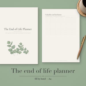 Puede incluir: Dos hojas A4 con The End of Life Planner y una ilustración de eucalipto verde. Una página muestra el título, la otra una tabla Valuables and heirlooms. Un bolígrafo dorado y una taza de café están colocados cerca sobre la superficie.