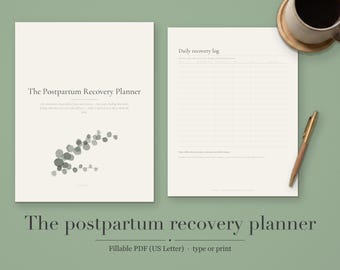 Può includere: Un pianificatore di recupero post-parto con copertina color crema, un'illustrazione di eucalipto grigio e il titolo. Accanto, una pagina di registro giornaliero di recupero con una penna dorata e una tazza. Il testo recita The Postpartum Recovery Planner.