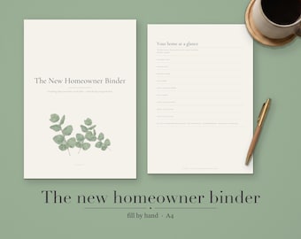 Può includere: Un set di raccoglitori per proprietari di casa in formato A4 con una copertina color crema recante il testo The New Homeowner Binder e un'illustrazione di eucalipto verde, oltre a una pagina interna intitolata Your Home at a Glance.